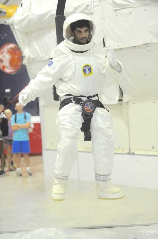 سوسانت سينغ راجبوت تتدرب على المشي في الفضاء