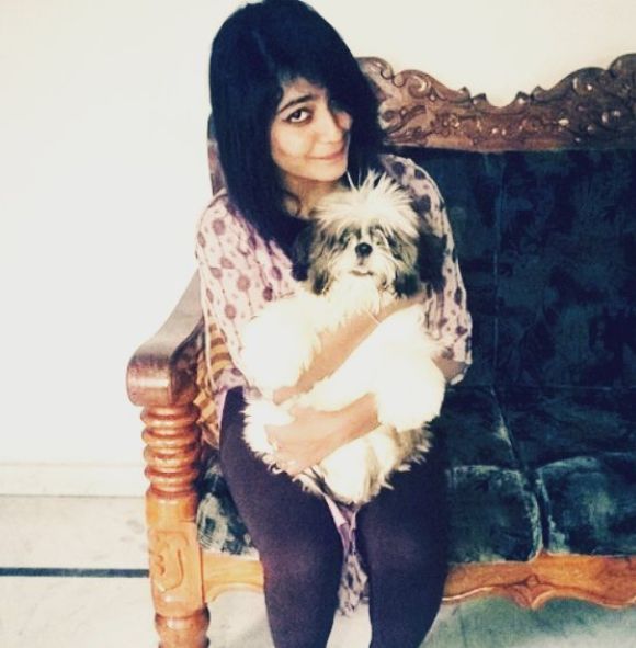 Alekhya Harika com seu cachorro de estimação