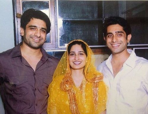 Eijaz Khan se svou sestrou a bratrem