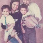 Sushmita Mukherjee med mannen og to sønner