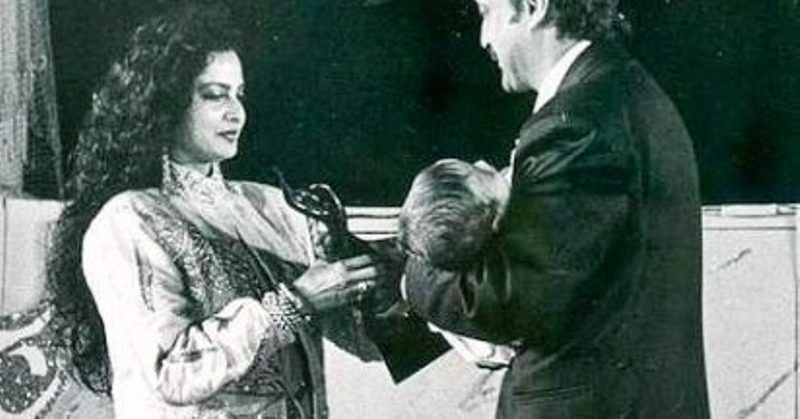 Jackie Shroff recibe el premio Filmfare al mejor actor por Parinda