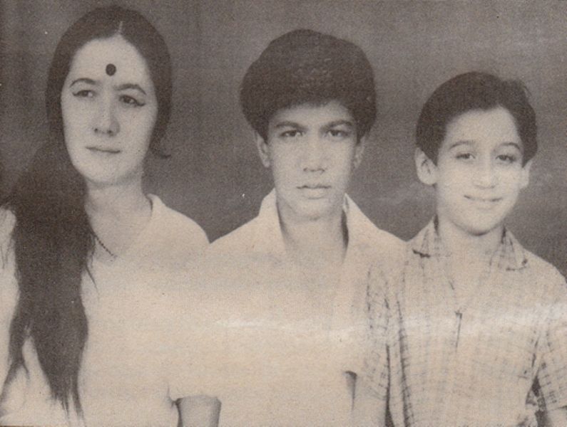 جاكي شروف (أقصى اليمين) مع أخيه وأمه