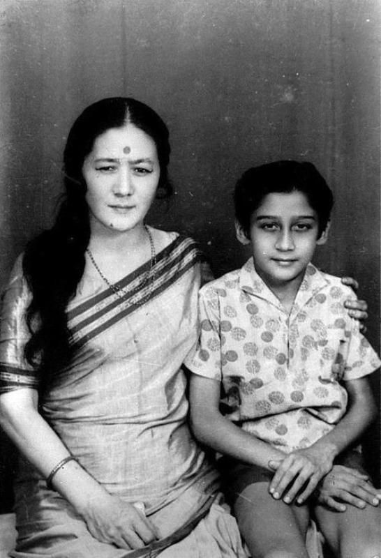 Uma foto antiga de Jackie Shroff com sua mãe