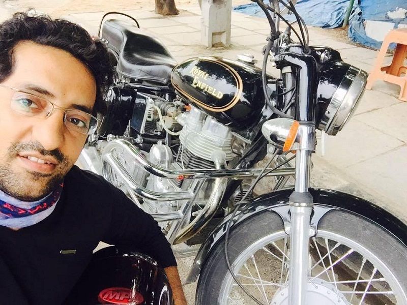 विक्रम कोचर अपनी मोटरसाइकिल के साथ