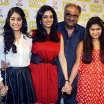Boney Kapoor koos naise Sridevi ning tütarde Jhanvi (vasakul) ja Khushiga