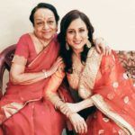 Kishori Shahane Vij com a mãe