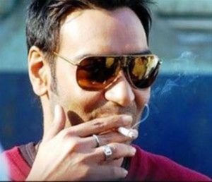 اجے دیوگن سگریٹ پی رہے ہیں