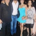 Ashmit Patel con su familia (padre, madre y hermana)