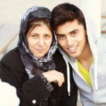 Ahmed Masih med mor