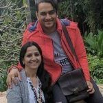 Siddharth Gupta madre con hermano
