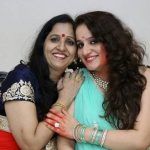Siddharth Gupta madre con hermana