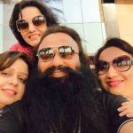 Gurmeet Ram Rahim com suas filhas