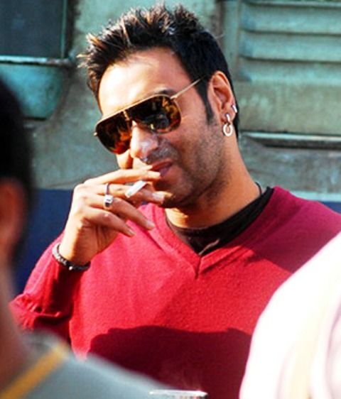 اجے دیوگن سگریٹ پی رہے ہیں