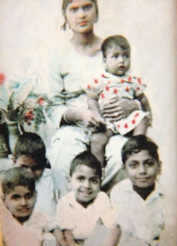 Nawazuddin Siddiqui (sedi skrajno desno) z materjo in brati in sestrami
