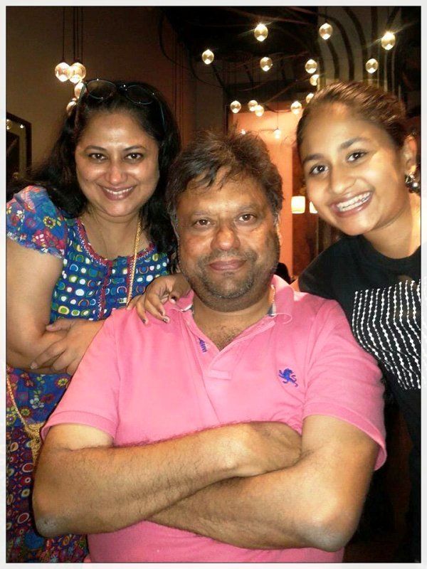 Sukanya Kulkarni med mannen og datteren