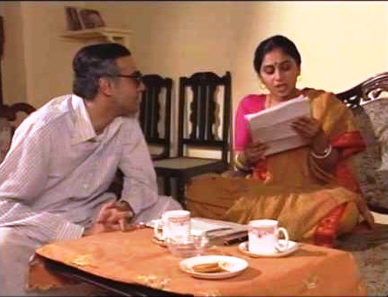 Sukanya Kulkarni với Rajit Kapur trong Byomkesh Bakshi