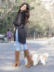 Kangna Sharma ze swoim psem