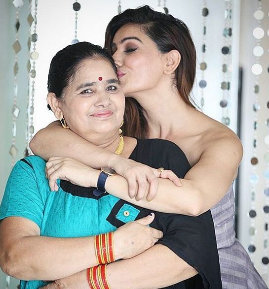 Kangna Sharma dengan ibunya