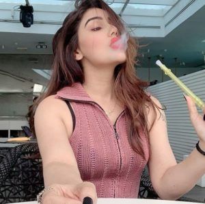 Kangna Sharma merokok Hukkah