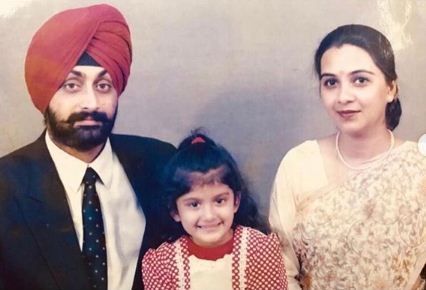 Slika iz djetinjstva Nimrit Kaur Ahluwalia sa svojim roditeljima