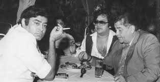 Sanjeev Kumar bersama Randhir Kapoor dan Bappi Lahiri
