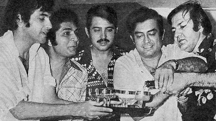 Sanjeev Kumar con Prem Chopra, Rakesh Roshan, Asrani y Jeetendra