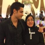 Adnan Khan avec sa mère