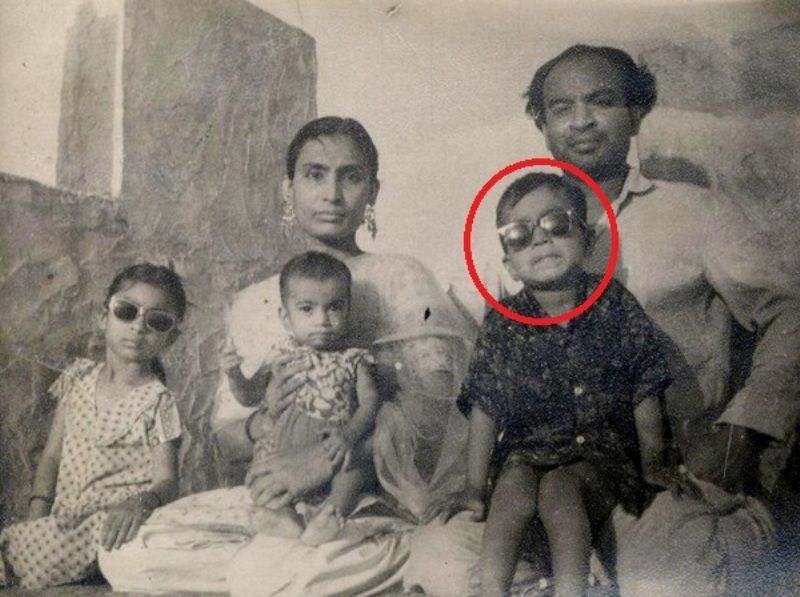 عرفان خان کی والدین اور بہن بھائیوں کے ساتھ بچپن کی تصویر