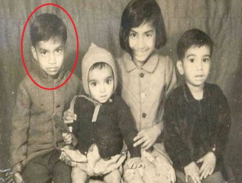 Et barndomsfoto af Irrfan Khan med sine søskende
