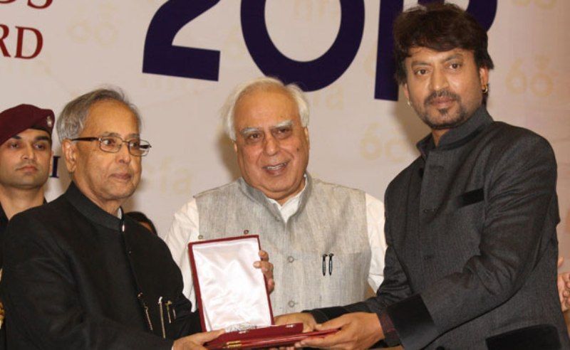 Irrfan Khan modtager den nationale filmpris for bedste skuespiller fra Pranab Mukherji