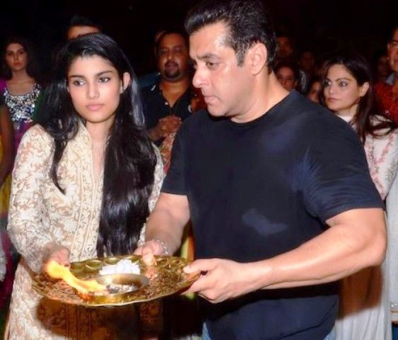 Salman Khan với cháu gái của mình