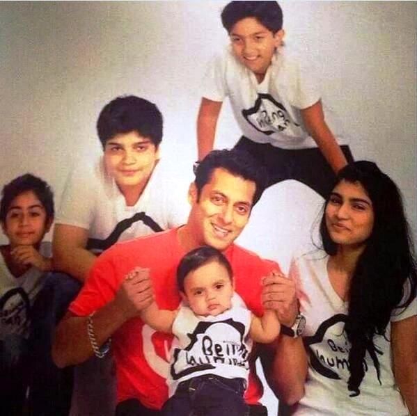 Salmanas Khanas su sūnėnais ir dukterėčia