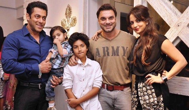 Salman Khan z bratom Sohailom in njegovo ženo in sinovi