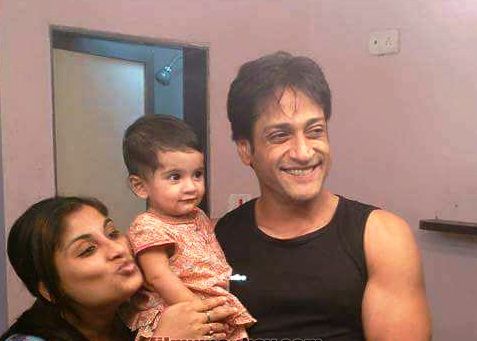 Inder Kumar avec sa femme Pallavi et sa fille Saavna