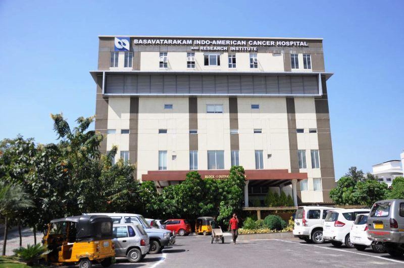 NTR gründete das Krankenhaus (Basavatarakam Indo-American Cancer Hospital) zum Gedenken an ihre verstorbene Frau