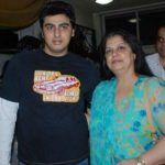 Arjun Kapoor com sua mãe Late Mona Shourie Kapoor