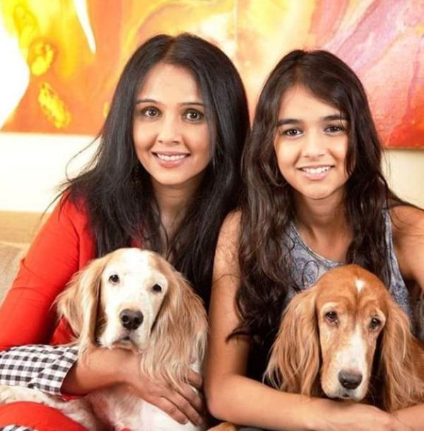 Η Suchitra Krishnamoorthi με την κόρη της και τα κατοικίδια σκυλιά