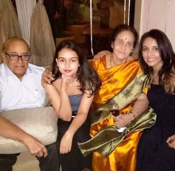 Suchitra Krishnamoorthi con i suoi genitori e la figlia