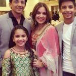 Shilpa Tulaskar com seu marido e filhos