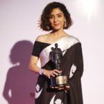 Neeti Mohan con el premio Dada Saheb Phalke Film Foundation