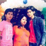 Abhishek Nigam z mamo in bratom