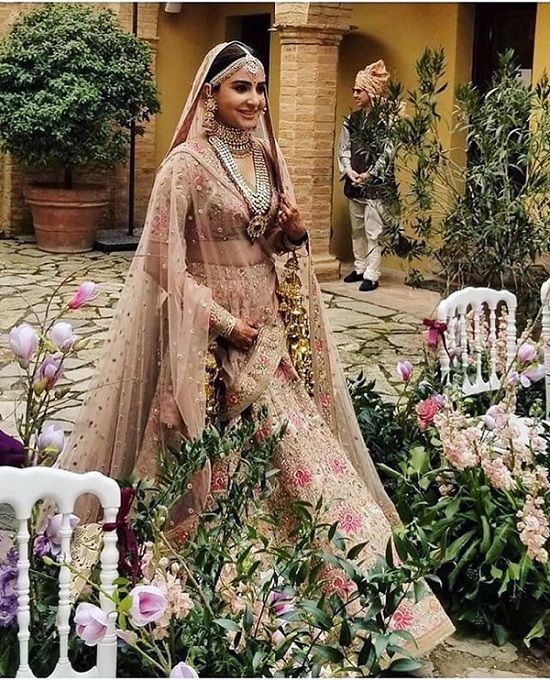Anushka Sharma's Wedding Lehenga Ontworpen door Sabyasachi Mukherjee