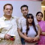 Salmanas Khanas su savo tėvu, motina ir seserimi