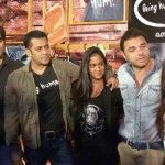 Si Salman Khan kasama ang kanyang mga kapatid na lalaki at babae