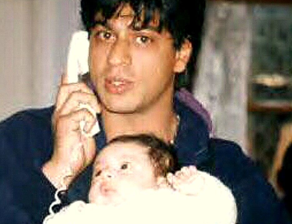 L'enfant Aryan Khan sur les genoux de Shah Rukh Khan
