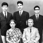 Младият Насеерудин Шах (вляво) с родителите и брат си