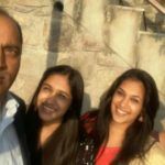 Sadhana Thakur sa suprugom i kćerkama