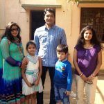 आदित्य श्रीवास्तव अपनी पत्नी और बच्चों के साथ