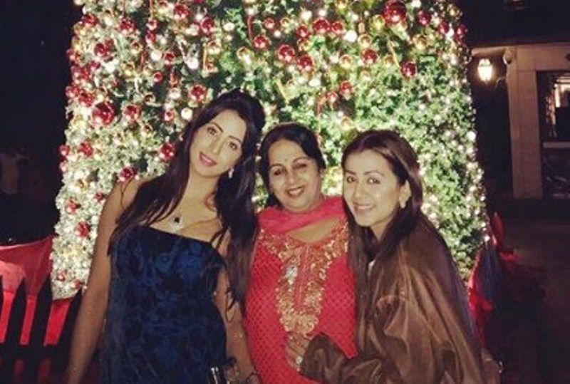 Nikki Galrani bersama Ibu dan Kakaknya