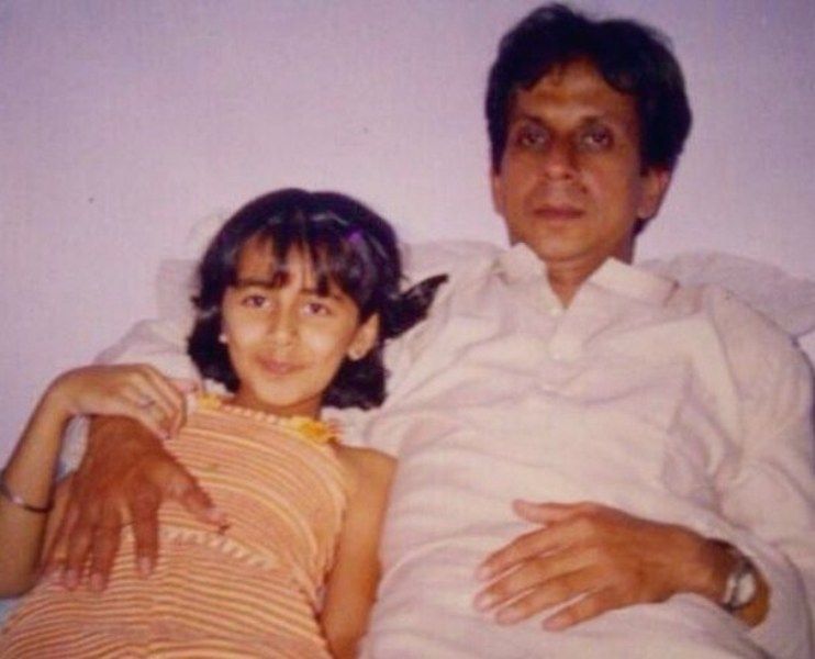 아버지와 함께한 Nikki Galrani의 어린 시절 사진